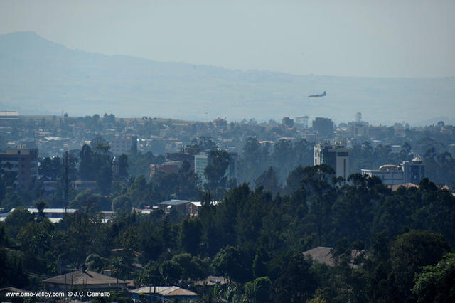 1 Avion aterrizando en el aeropuerto de Bole, Addis Abeba. 1 Avion aterrizando en el aeropuerto de Bole, Addis Abeba.